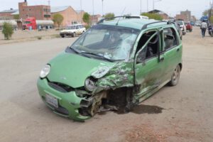 Colisión entre minibús y automóvil en Oruro