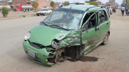 Colisión entre minibús y automóvil en Oruro