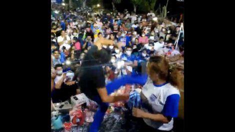 Mario Cronembold lesión al bailar caporal en acto político