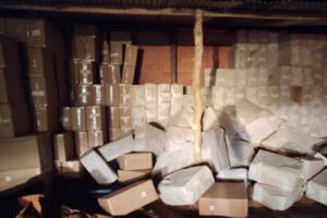 Carga de jabas de cigarrillos comisada por la Aduana Nacional