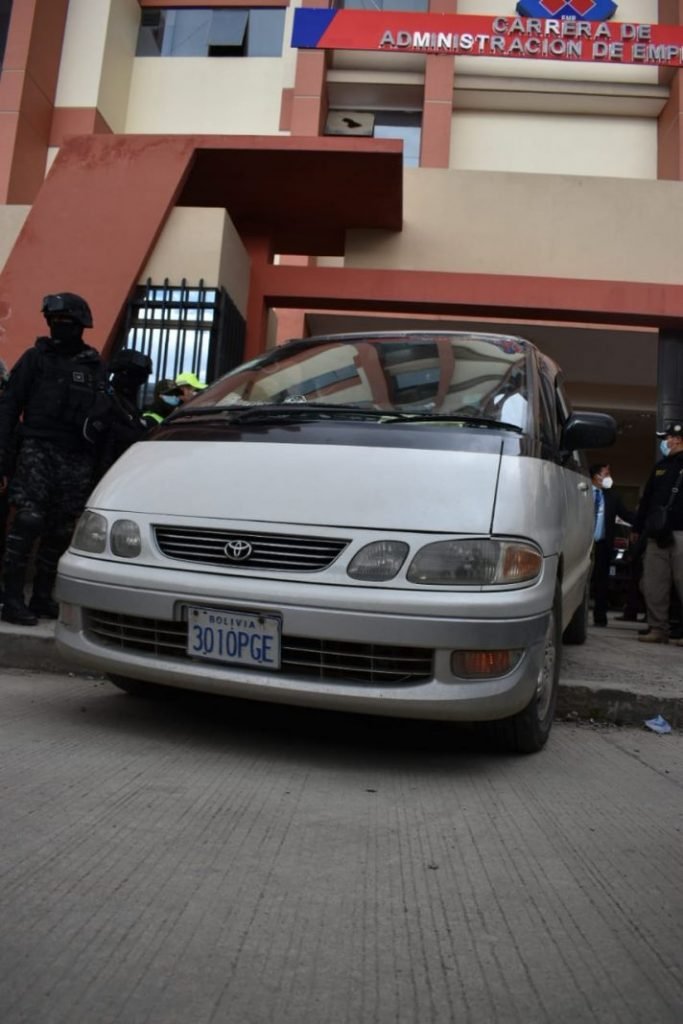 Traslado de los cuerpos de tres estudiantes que quedaron en instalaciones de la facultad de economía de la UPEA