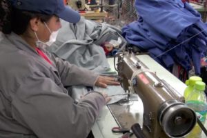 Mujer costurera trabajando por el Día Internacional de la Mujer