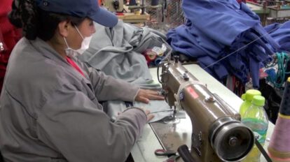 Mujer costurera trabajando por el Día Internacional de la Mujer