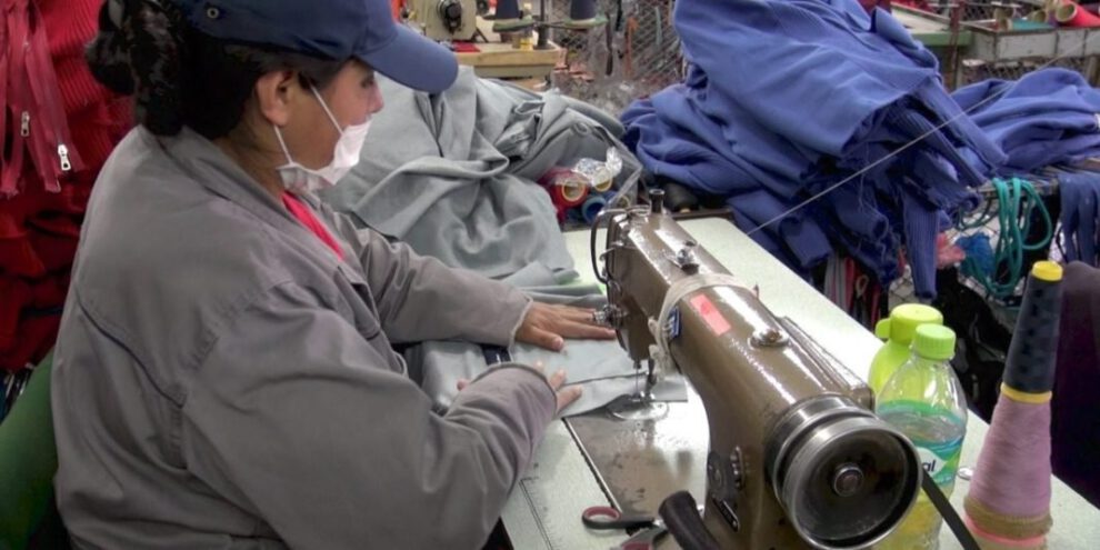 Mujer costurera trabajando por el Día Internacional de la Mujer