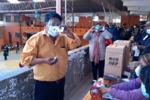 Candidato a la gobernación de Oruro emite su voto