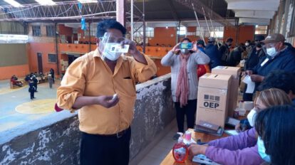 Candidato a la gobernación de Oruro emite su voto