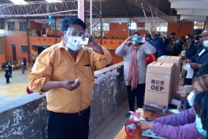 Candidato a la gobernación de Oruro emite su voto