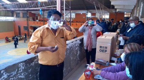 Candidato a la gobernación de Oruro emite su voto