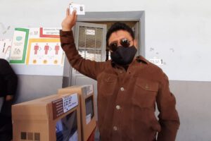 Saúl Aguilar Alcaldía Oruro emitiendo su voto