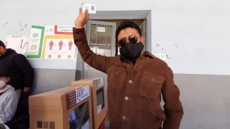 Saúl Aguilar Alcaldía Oruro emitiendo su voto