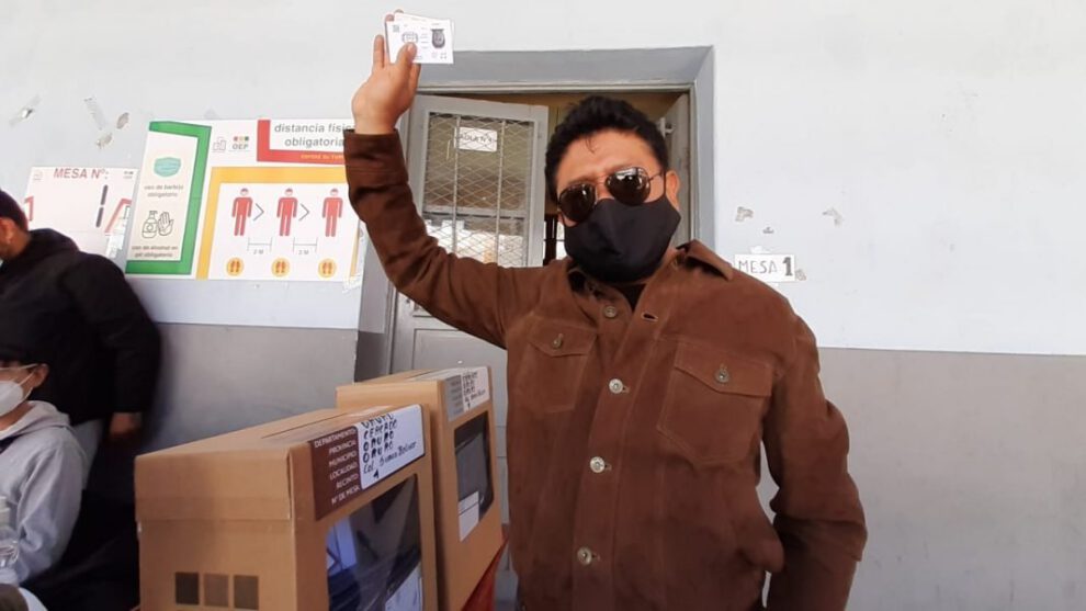Saúl Aguilar Alcaldía Oruro emitiendo su voto