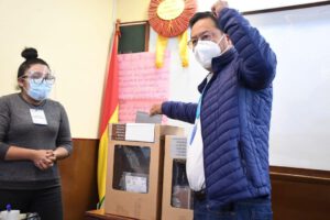El Presidente del Estado, Luis Arce Catacora emitiendo su voto en las Elecciones Subnacionales