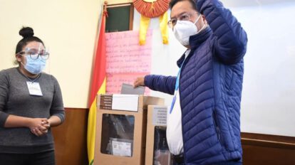 El Presidente del Estado, Luis Arce Catacora emitiendo su voto en las Elecciones Subnacionales