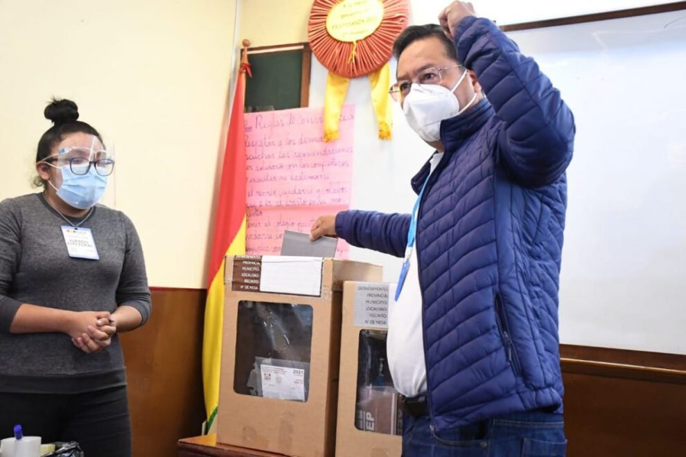 El Presidente del Estado, Luis Arce Catacora emitiendo su voto en las Elecciones Subnacionales