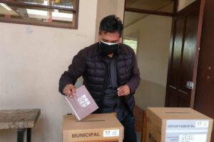 Ernesto Bernal emitiendo su voto