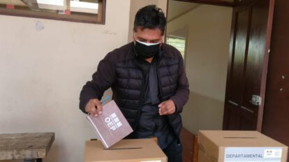 Ernesto Bernal emitiendo su voto