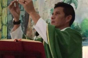 Padre Germán Sosa involucrado en escándalo de alcohol