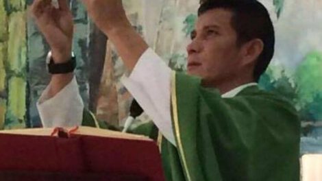Padre Germán Sosa involucrado en escándalo de alcohol