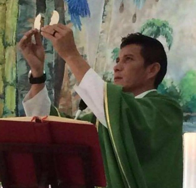 Padre Germán Sosa involucrado en escándalo de alcohol