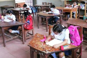 Estudiantes pasando clases con normalidad en el trópico de Cochabamba