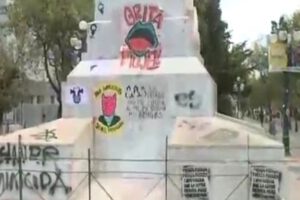 Pintan el monumento de Cristóbal Colón en La Paz