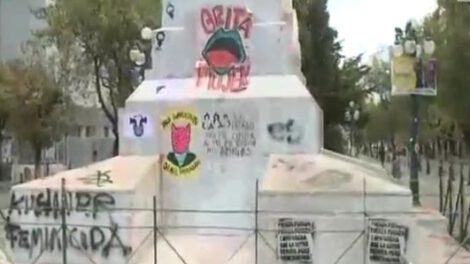 Pintan el monumento de Cristóbal Colón en La Paz