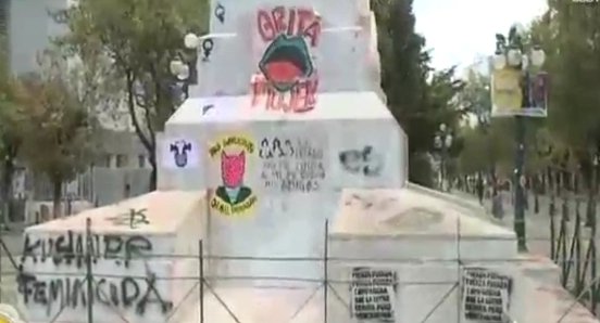 Pintan el monumento de Cristóbal Colón en La Paz