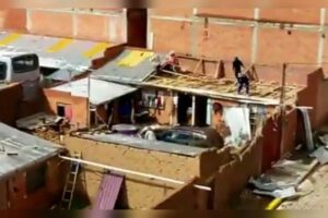 Reconstrucción de viviendas afectadas por vientos en El Alto