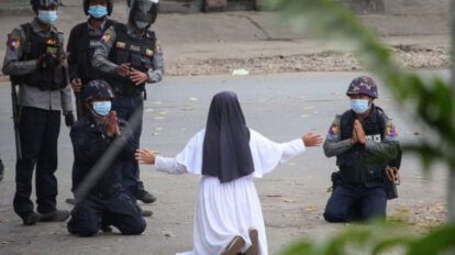 Monja se arrodilla ante policías en Birmania