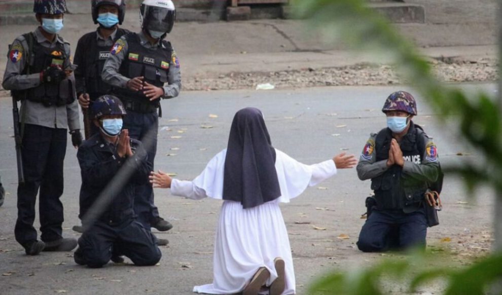 Monja se arrodilla ante policías en Birmania