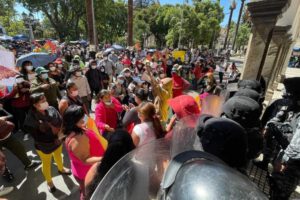Protesta contra Leyes en la Alcaldía de Cochabamba