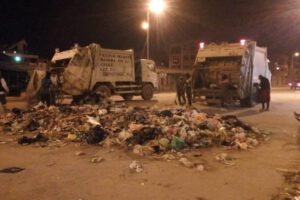 EMAO recoge la basura en el mercado Kantuta