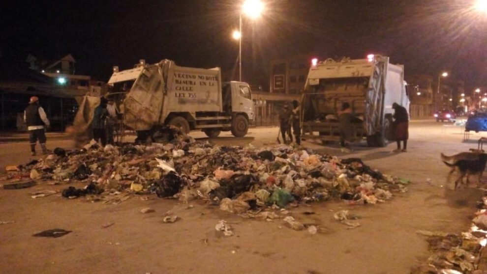 EMAO recoge la basura en el mercado Kantuta