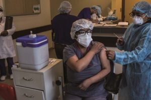 Médicos reciben la vacuna contra el Covid-19