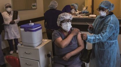 Médicos reciben la vacuna contra el Covid-19