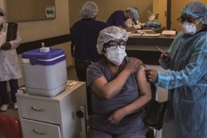 Médicos reciben la vacuna contra el Covid-19