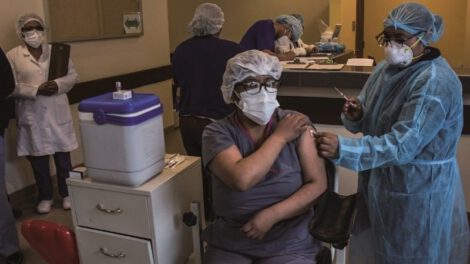 Médicos reciben la vacuna contra el Covid-19