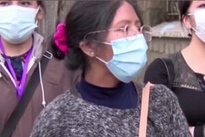 Mujeres brindando su apoyo a Añez