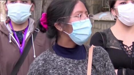 Mujeres brindando su apoyo a Añez