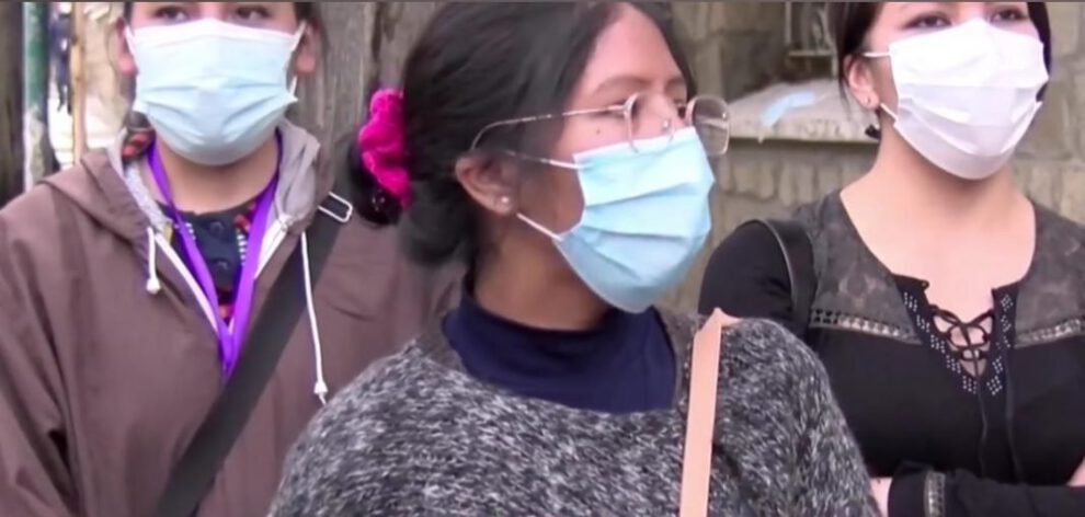 Mujeres brindando su apoyo a Añez