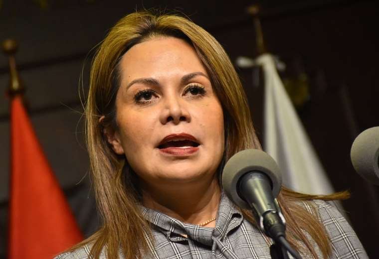 Roxana Lizárraga solicita refugio político en Perú