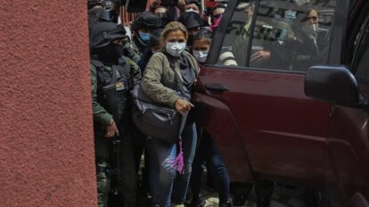 Jeanine Añez con presión alta y medicación