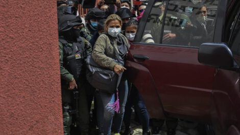 Jeanine Añez con presión alta y medicación