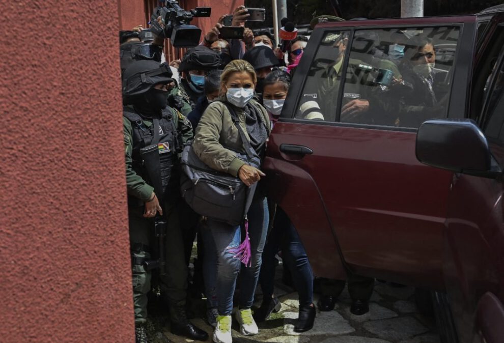 Jeanine Añez con presión alta y medicación