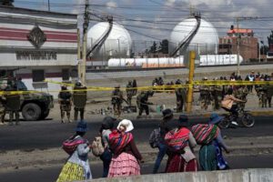 Efectivos militares custodian la planta de YPFB en Senkata