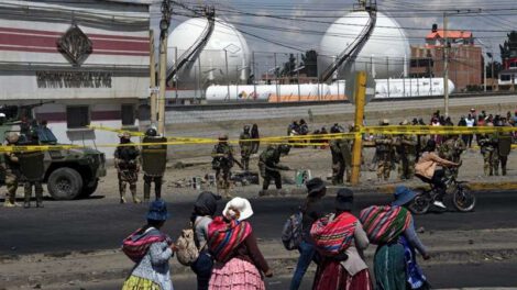 Efectivos militares custodian la planta de YPFB en Senkata