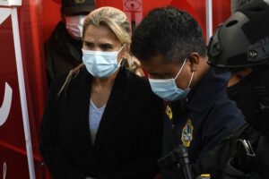 Expresidente Añez presenta cuadro de hipertensión