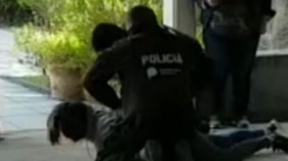Madre e hija golpean a la directora en Argentina