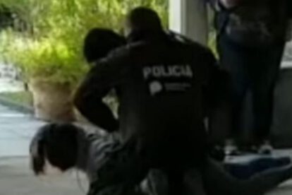 Madre e hija golpean a la directora en Argentina