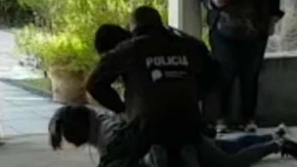 Madre e hija golpean a la directora en Argentina